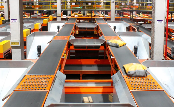 电商物流仓库自动分拣设备是照按预先设定的计算机指令对物品进行分拣